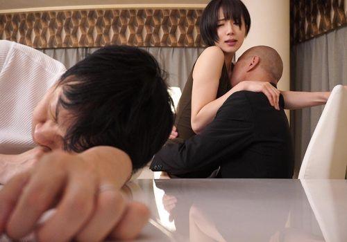 Vợ ngoan lén lút quan hệ với sếp để giúp chồng thăng quan tiến chức